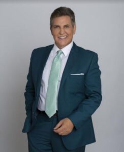 Actor Víctor Cámara envía mensaje votantes Doral, valora democracia EEUU y reitera compromiso comunitario