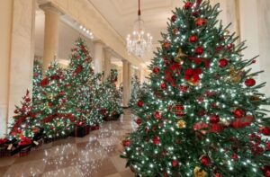 Melania Trump presenta la decoración navideña de la Casa Blanca tras polémica