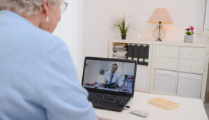 Una mujer consulta a su doctor desde su computadora
