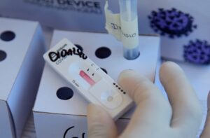 Canadá suspendió inicialmente durante 72 horas los vuelos con el Reino Unido después de que las autoridades británicas anunciasen la detección de la mutación del coronavirus. EFE/Ricardo Maldonado Rozo/Archivo