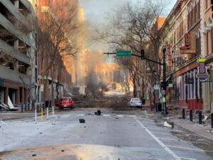 Fotografía cedida por el Departamento de Policía de Nashville (Tennessee, EE.UU.) en la que se captó una toma general de la calle Commerce, en el centro de la ciudad, donde este viernes en la madrugada se registró una gran explosión que las autoridades atribuyen a un vehículo que avisaba de una bomba. EFE/Departamento de Policía de Nashville