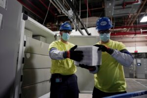 Las cajas que contienen la vacuna Pfizer-BioNTech COVID-19 están preparadas para ser enviadas a la planta de fabricación de Pfizer Global Supply Kalamazoo en Portage, Michigan, EE.UU., el 13 de diciembre de 2020. EFE/EPA/MORRY GASH