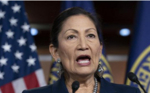 Joe Biden elige a Haaland como la primera indígena en dirigir Interior