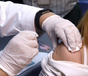 La sanitaria de EE.UU. sufre la misma reacción a la vacuna que dos británicos