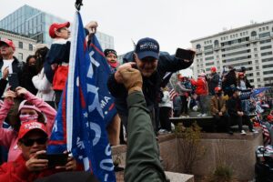 Los choques violentos se produjeron después de las marchas convocadas en la capital estadounidense por seguidores de Trump que reiteraron sus denuncias, sin evidencias, de 