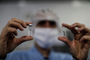 La vacuna se distribuirá al personal médico en hospitales, un proceso que se prolongará durante días. EFE/Antonio Lacerda/Archivo
