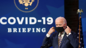 Biden recurrirá a una ley de tiempos de guerra para acelerar la vacunación en EE.UU.
