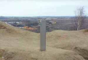 Aparece en Rusia un cuarto monolito metálico y esta vez hay una explicación de por qué fue instalado