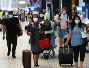 Sudáfrica obliga a usar mascarilla ante la nueva cepa de COVID-19 y podría castigar con cárcel el incumplimiento