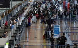 Varios países suspenden vuelos de y hacia Reino Unido por la aparición de una nueva cepa covid-19