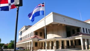 Fiscalía de Puerto Plata pide prisión contra policía imputado de violar a una hijastra