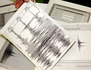 La Oficina Nacional de Emergencia (Onemi) explicó que el temblor tuvo lugar a 216 kilómetros al noreste de la base O'higgins, la más grande que tiene Chile en el continente helado. EFE