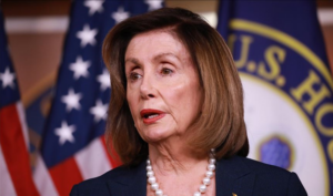 Una persona entra en la oficina de Nancy Pelosi durante los disturbios en EE.UU.