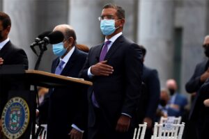 El nuevo gobernador de Puerto Rico, Pedro Pierluisi, del Partido Nuevo Progresista, participa en la ceremonia de toma de posesión como décimo segundo gobernador en el Capitolio, la sede del Legislativo en San Juan. EFE/Thais Llorca