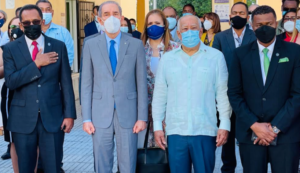 MESCYT y UASD dan primer picazo para construcción de techado de plazoleta la academia en SFM