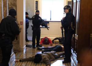 Fallece mujer que recibió una bala en el Capitolio durante los disturbios en EE.UU. 
