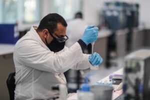 Brasil espera en el primer semestre, con una combinación propia de vacunas importadas y otras producidas en el país del inmunizante de AstraZeneca, tener 110 millones de dosis. EFE/Juan Ignacio Roncoroni/Archivo