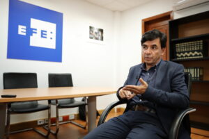 Fotografía fechada el 24 de septiembre de 2018, que muestra a Jesús Ramírez Cuevas, próximo coordinador general de Comunicación Social del gobierno de Andrés Manuel López Obrador, mientras habla en entrevista con Efe, en Ciudad de México (México). EFE/José Méndez/Archivo