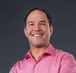 Ex subdirector de Bienestar Estudiantil inscribe candidatura al Comité Central del PLD