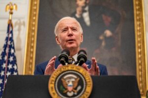 Biden revirtió la decisión del expresidente republicano Donald Trump de sacar Estados Unidos, el segundo país que más contamina el planeta, del Acuerdo de París contra el cambio climático, que se hizo efectiva el pasado noviembre. EFE/EPA/Ken Cedeno / Archivo