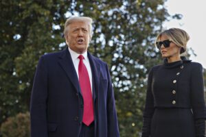 El presidente de EE.UU., Donald J. Trump y la Primera Dama, Melania Trump, a su salida de la Casa Blanca este miércoles 20 de enero de 2021. EFE/EPA/AL DRAGO