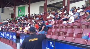 Gran cantidad de fanáticos acuden al estadio Julián Javier de SFM para presenciar partido Águilas-Gigantes