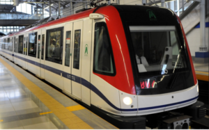 Abarrotadas de personas permanecen las estaciones del Metro de Santo Domingo