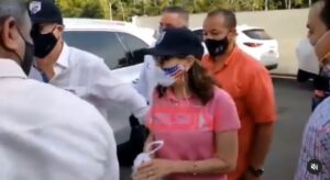 Embajadora EEUU acude a estadio de SFM para ver quinto juego entre Águilas y Gigantes