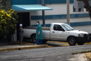 Una mujer espera para retirar un ataúd en el hospital Sermesa, en Managua (Nicaragua). EFE/Jorge Torres/Archivo