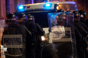 Dispositivo policial en la Delegación del Gobierno durante el tercer día de protestas por el encarcelamiento del rapero Pablo Hasel, a quien este jueves le fue confirmada otra condena a prisión por amenazar a un testigo, esta noche en Barcelona. EFE/Alejandro García