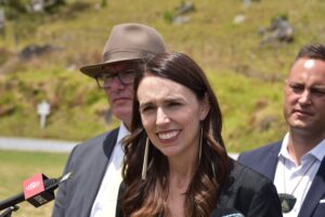 La primera ministra de Nueva Zelanda, Jacinda Ardern, este miércoles en Paihia. EFE/EPA/BEN MCKAY