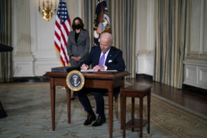 La decisión del presidente estadounidense, Joe Biden (imagen), es recibida con 