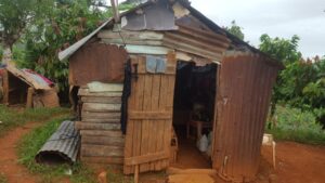 Señora que vive en extrema pobreza junto a sus tres hijos pide ayuda de las autoridades