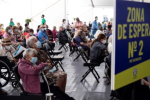 Personas mayores esperan para recibir la primera dosis de la vacuna china Sinovac contra la Covid-19 el 3 de febrero de 2021, en un centro habilitado para la vacunación en masa, en Santiago (Chile). EFE/ Alberto Valdés