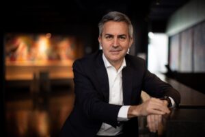 El candidato a la presidencia del FC Barcelona Víctor Font (Granollers, 1972) explica en una entrevista a Efe que su equipo de trabajo se encuentra en negociaciones avanzadas con socios interesados en los 'title rights' (el nombre comercial) del Camp Nou y no descarta anunciar un acuerdo en este sentido antes de las elecciones del 7 de marzo. EFE/Marta Pérez