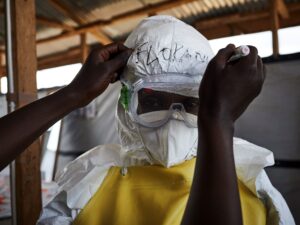 La Organización Mundial de la Salud (OMS) declaró hoy que el riesgo de una epidemia de ébola en países de África Occidental como Guinea, Sierra Leona y Liberia es 