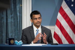 Fotografía del 9 de diciembre 2020, cedida por la Alcaldía de Nueva York donde aparece el director municipal de Salud de Nueva York, Dave Chokshi, durante la conferencia de prensa diaria del alcalde en la sede de la municipalidad. Chokshi dio positivo en covid-19 cuando la ciudad parece recuperarse del pico de contagios que siguió a las vacaciones navideñas. EFE/Ed Reed/Alcaldía Nueva York