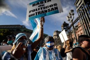 Manifestantes protestan contra el Gobierno, en medio de la fuerte polémica tras conocerse que se habían vacunado con privilegios diversas figuras cercanas al poder, hoy, en la Plaza de Mayo, en Buenos Aires (Argentina). EFE/Juan Ignacio Roncoroni