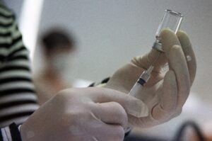 La vacuna de Johnson & Johnson podría obtener aprobación de emergencia este viernes, anunciándose la decisión el sábado, y comenzar a distribuirse inmediatamente por todo el país en los centenares de centros de vacunación que ya han comenzado a inocular a la población de mayor edad y otros grupos de riesgo. EFE/EPA/JEON HEON-KYUN/Archivo
