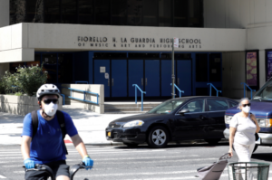 EE.UU. recomienda reabrir las escuelas con uso obligatorio de mascarillas