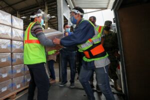 Operarios del Consejo Nacional Electoral trabajan en la distribución de material electoral para las elecciones generales hoy, en Quito (Ecuador). EFE/ José Jácome