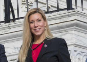 Un exempleado de la congresista estadounidense Beth Van Duyne se suicida frente a su casa