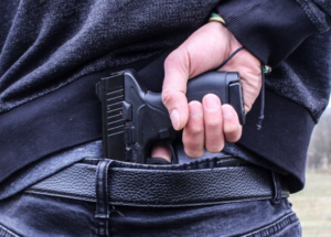 Un hombre asalta con pistola a un conductor de televisión en Ecuador y el camarógrafo graba la escena