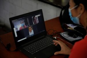 El año escolar en el sector público comenzó el pasado 1 de febrero en el país bajo la modalidad virtual, medida que fue adoptada en marzo del año pasado por la pandemia del coronavirus. EFE/Rodrigo Sura/Archivo