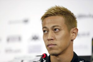 BRA01. RIO DE JANEIRO (BRASIL), 8/02/2020.- El futbolista japonés Keisuke Honda habla durante una conferencia de prensa en su nuevo club Botafogo, este sábado en la ciudad de Rio de Janeiro, Brasil. EFE/Marcelo Sayão