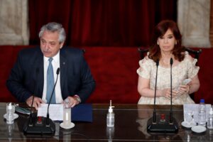 El presidente de Argentina, Alberto Fernández (i), pronuncia su discurso sobre el Estado de la Nación que marca la sesión inaugural del Congreso de 2021, junto a la vicepresidenta Cristina Fernández de Kirchner (d), hoy en Buenos Aires (Argentina). EFE/ Natacha Pisarenko