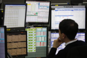 Seoul (Republic Of), 06/01/2020.- A South Korean dealer looks at monitors at the KEB Hana Bank in Seoul, South Korea, 06 January 2020. The benchmark South Korea Composite Stock Price Index (KOSPI) plummeted 21.39 points or 0.98 percent to close at 2,155.07 due to growing tensions in the Middle East. (Corea del Sur, Seúl) EFE/EPA/JEON HEON-KYUN