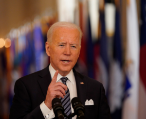 Biden dice que cumplirá en solo sesenta días su promesa de cien millones de dosis de la vacuna