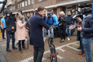 El liberal Mark Rutte habla con un grupo de periodistas junto a su bicicleta en La Haya. La del liberal Mark Rutte es la bicicleta con más responsabilidades de Países Bajos: le trasladó en pandemia de reunión en reunión, allá donde se decidían las restricciones, le llevó a presentar su dimisión ante el rey Guillermo Alejandro, y con ella fue a votar por su reelección como primer ministro.  EFE/Imane Rachidi