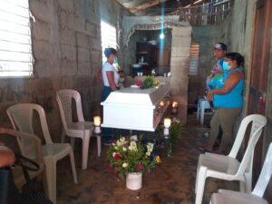 Velan restos de mujer encontrada dentro de fundas en Santiago